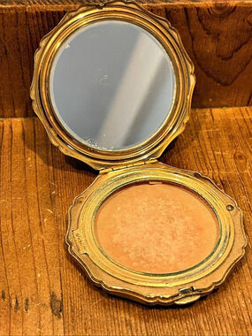 Stratton Vintage Stratton Scalloped Floral Enamel Powder Compact BN564